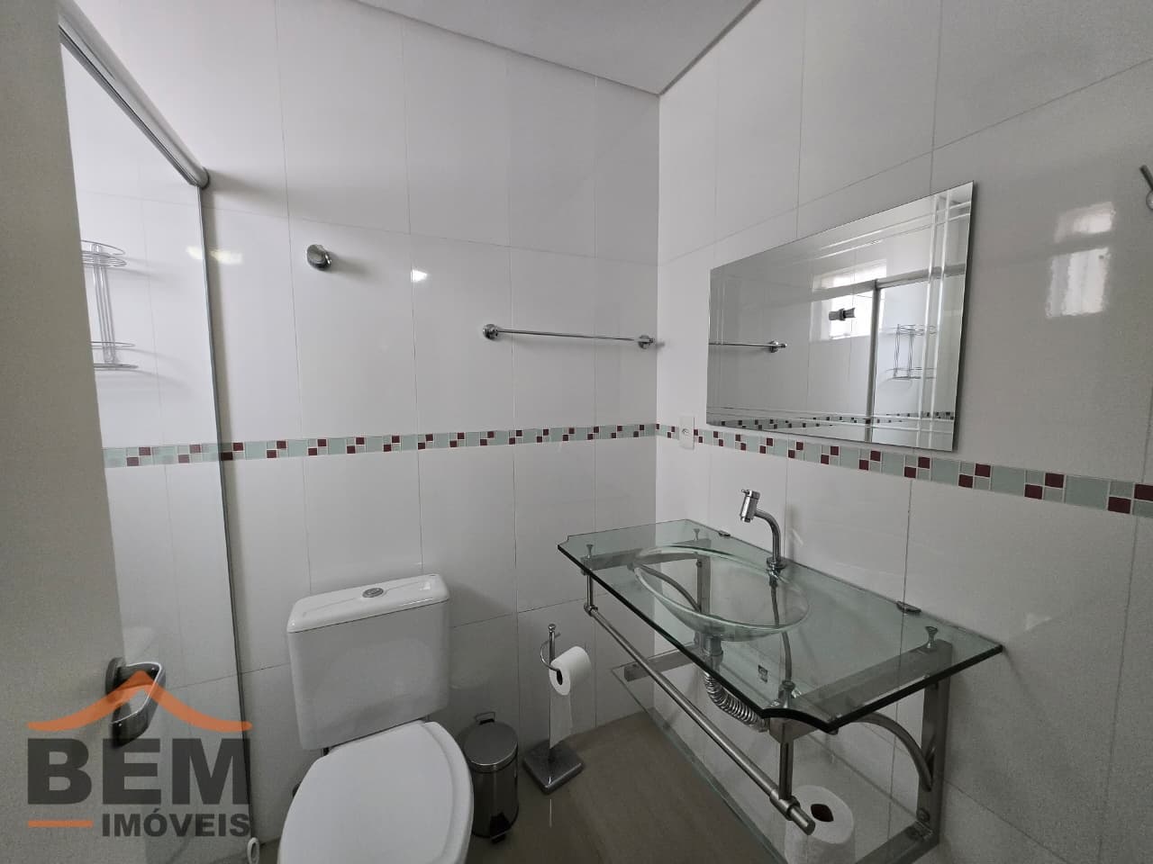 Apartamento para aluguel no Centro de Balneário Camboriú: BANHEIRO