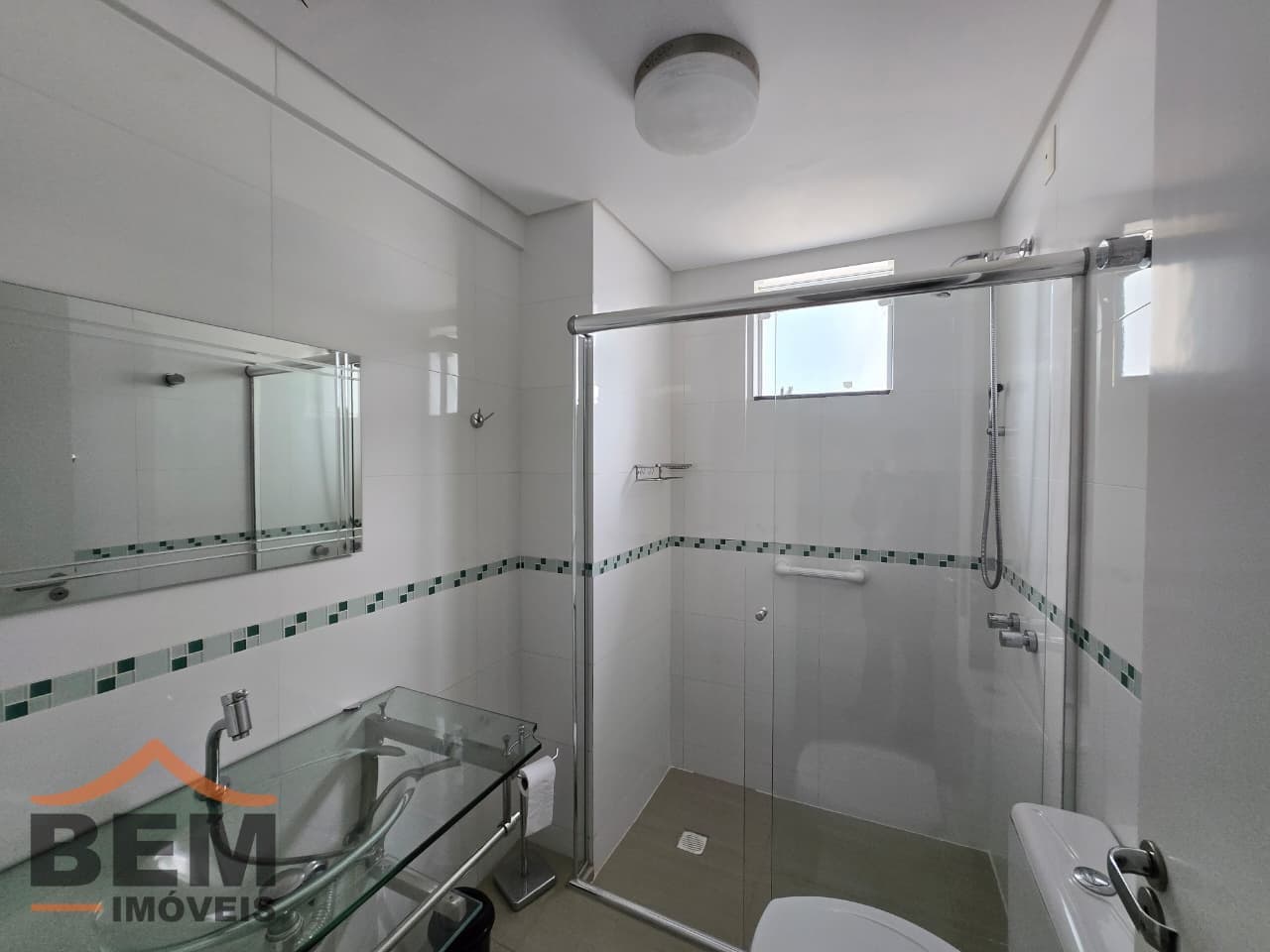 Apartamento para aluguel no Centro de Balneário Camboriú: BANHEIRO
