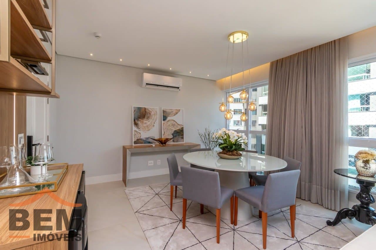 Apartamento à venda com 04 dormitórios , sendo 02 suítes, no centro de Balneário Camboriú/SC