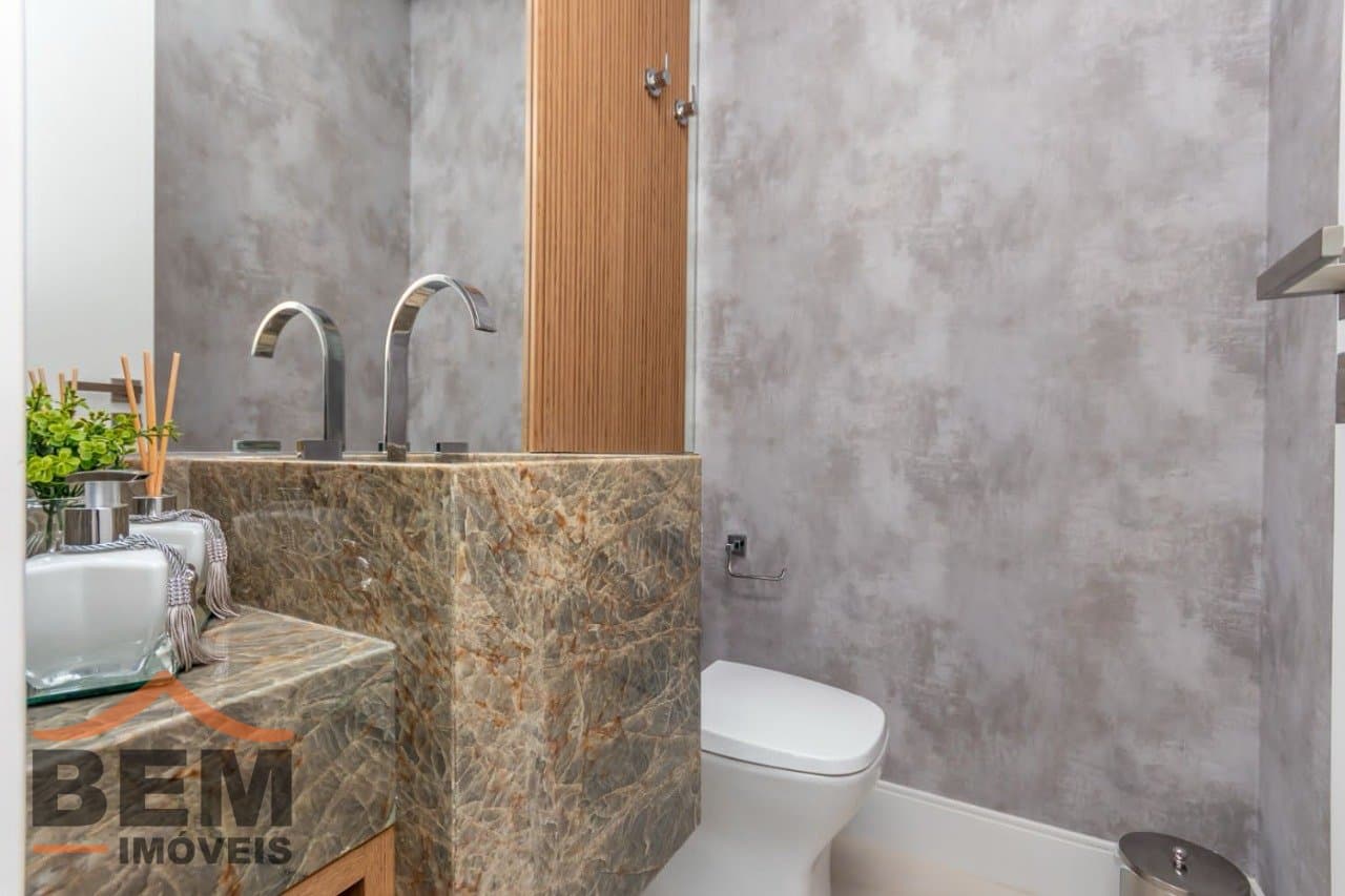 Apartamento à venda com 04 dormitórios , sendo 02 suítes, no centro de Balneário Camboriú/SC