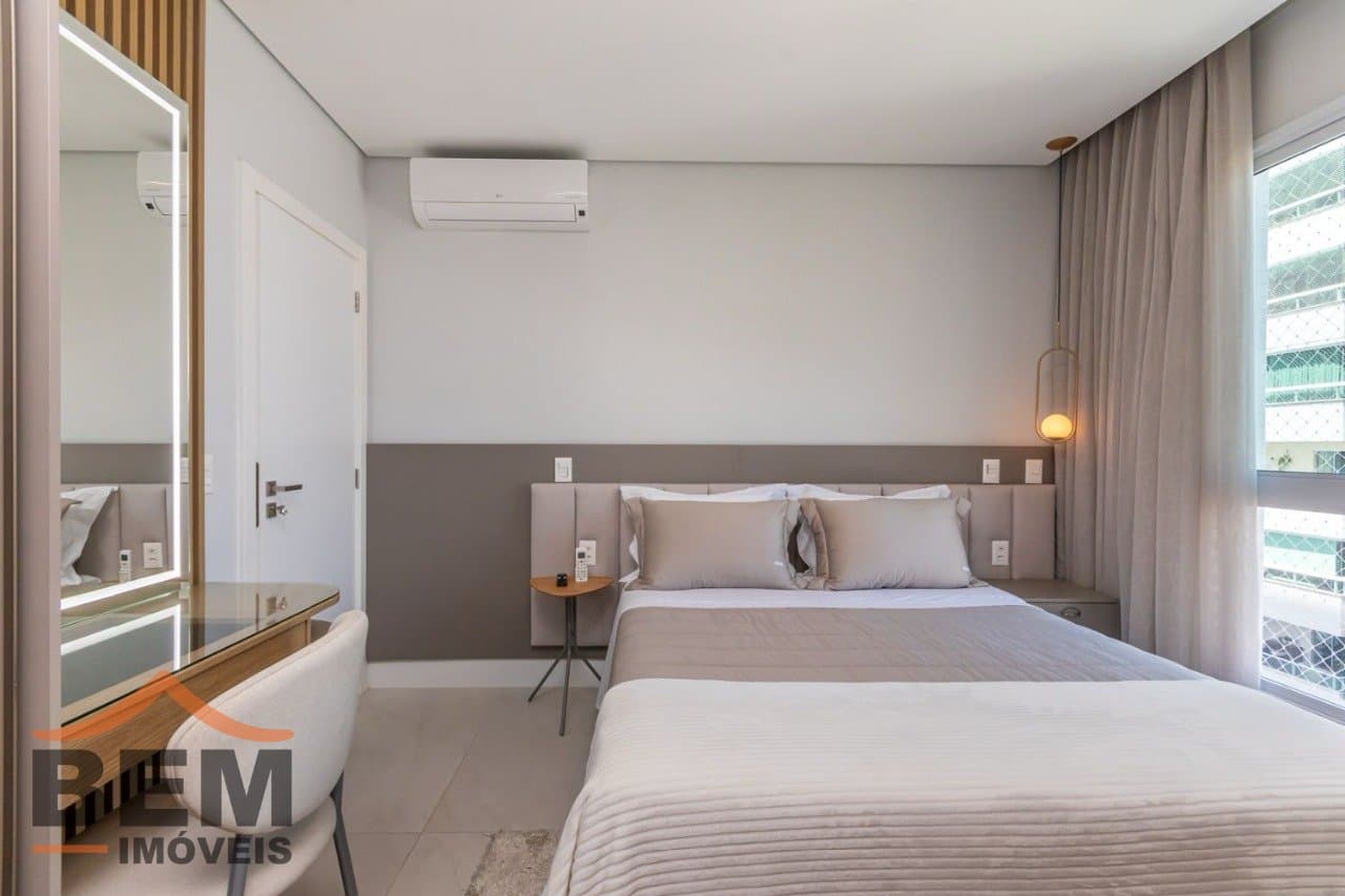 Apartamento à venda com 04 dormitórios , sendo 02 suítes, no centro de Balneário Camboriú/SC