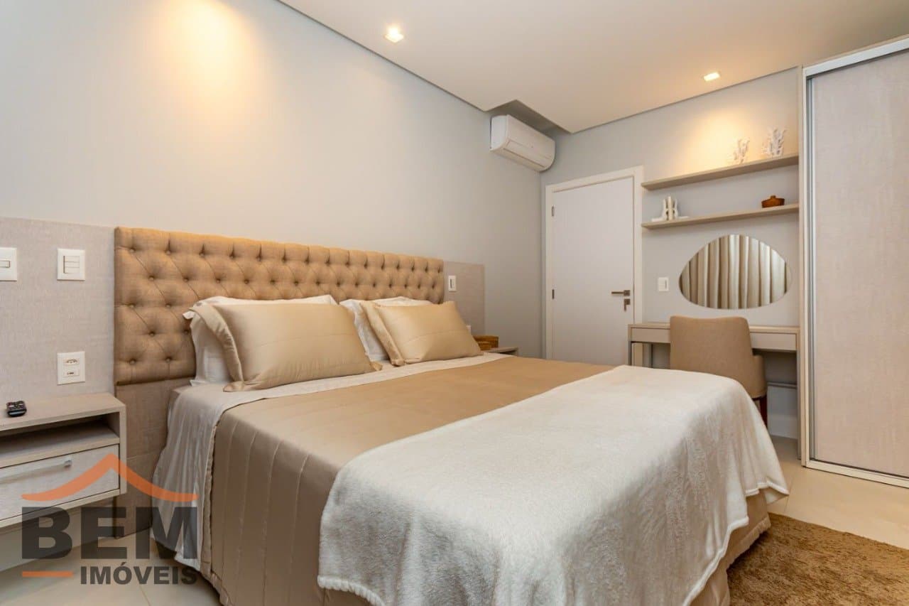 Apartamento à venda com 04 dormitórios , sendo 02 suítes, no centro de Balneário Camboriú/SC