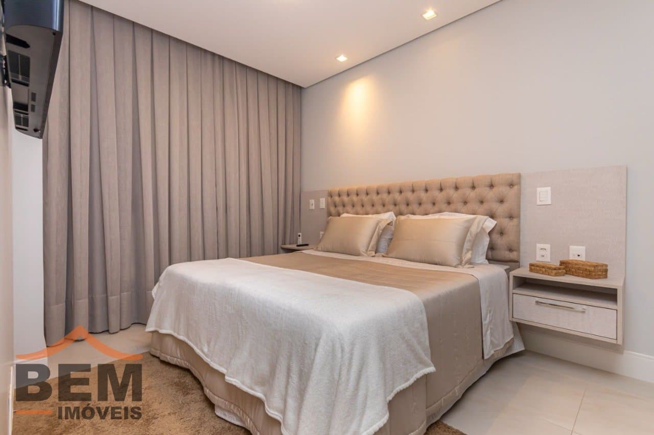 Apartamento à venda com 04 dormitórios , sendo 02 suítes, no centro de Balneário Camboriú/SC