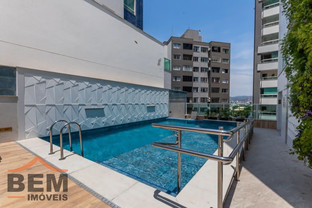 Apartamento à venda com 04 dormitórios , sendo 02 suítes, no centro de Balneário Camboriú/SC