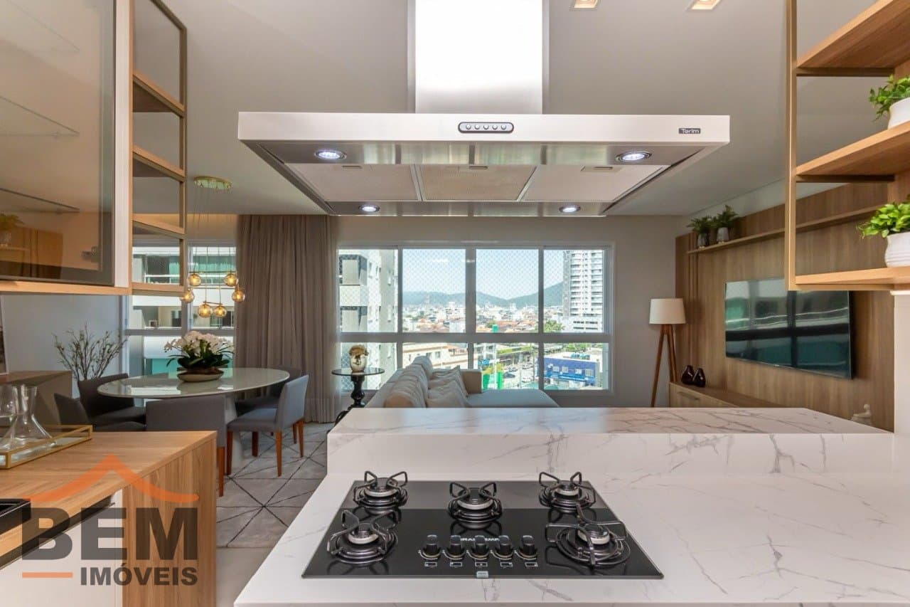 Apartamento à venda com 04 dormitórios , sendo 02 suítes, no centro de Balneário Camboriú/SC