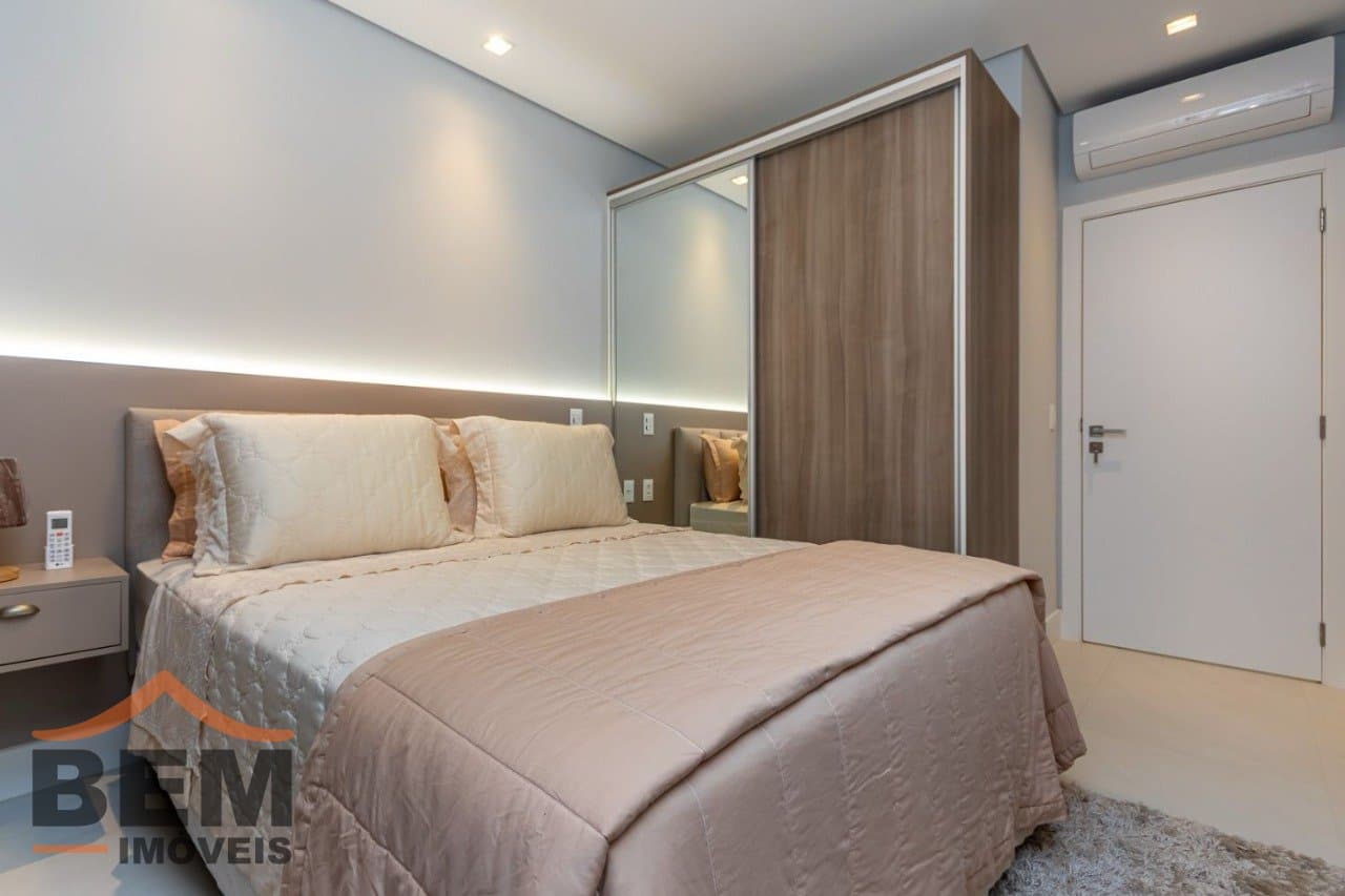Apartamento à venda com 04 dormitórios , sendo 02 suítes, no centro de Balneário Camboriú/SC