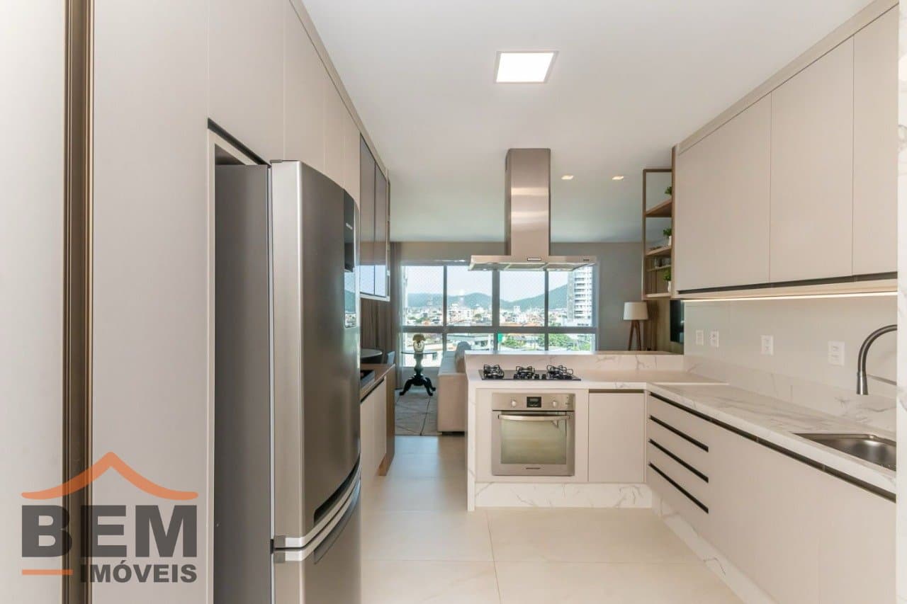 Apartamento à venda com 04 dormitórios , sendo 02 suítes, no centro de Balneário Camboriú/SC