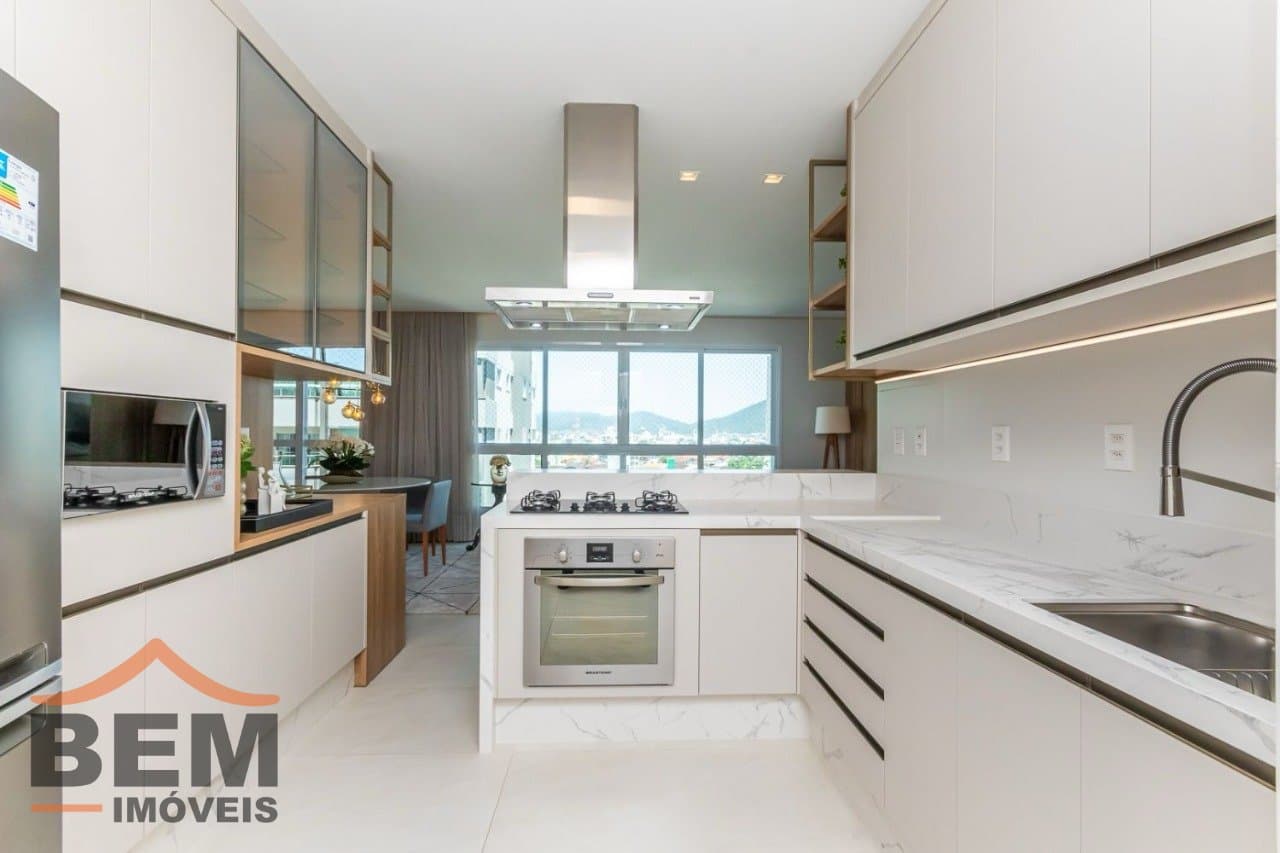 Apartamento à venda com 04 dormitórios , sendo 02 suítes, no centro de Balneário Camboriú/SC