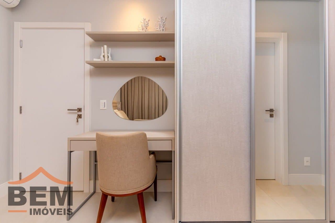Apartamento à venda com 04 dormitórios , sendo 02 suítes, no centro de Balneário Camboriú/SC