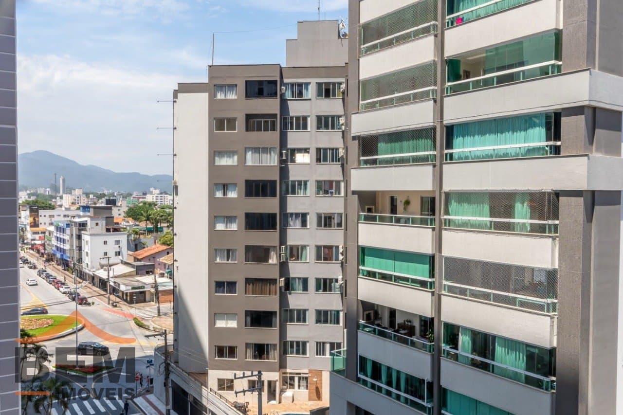 Apartamento à venda com 04 dormitórios , sendo 02 suítes, no centro de Balneário Camboriú/SC