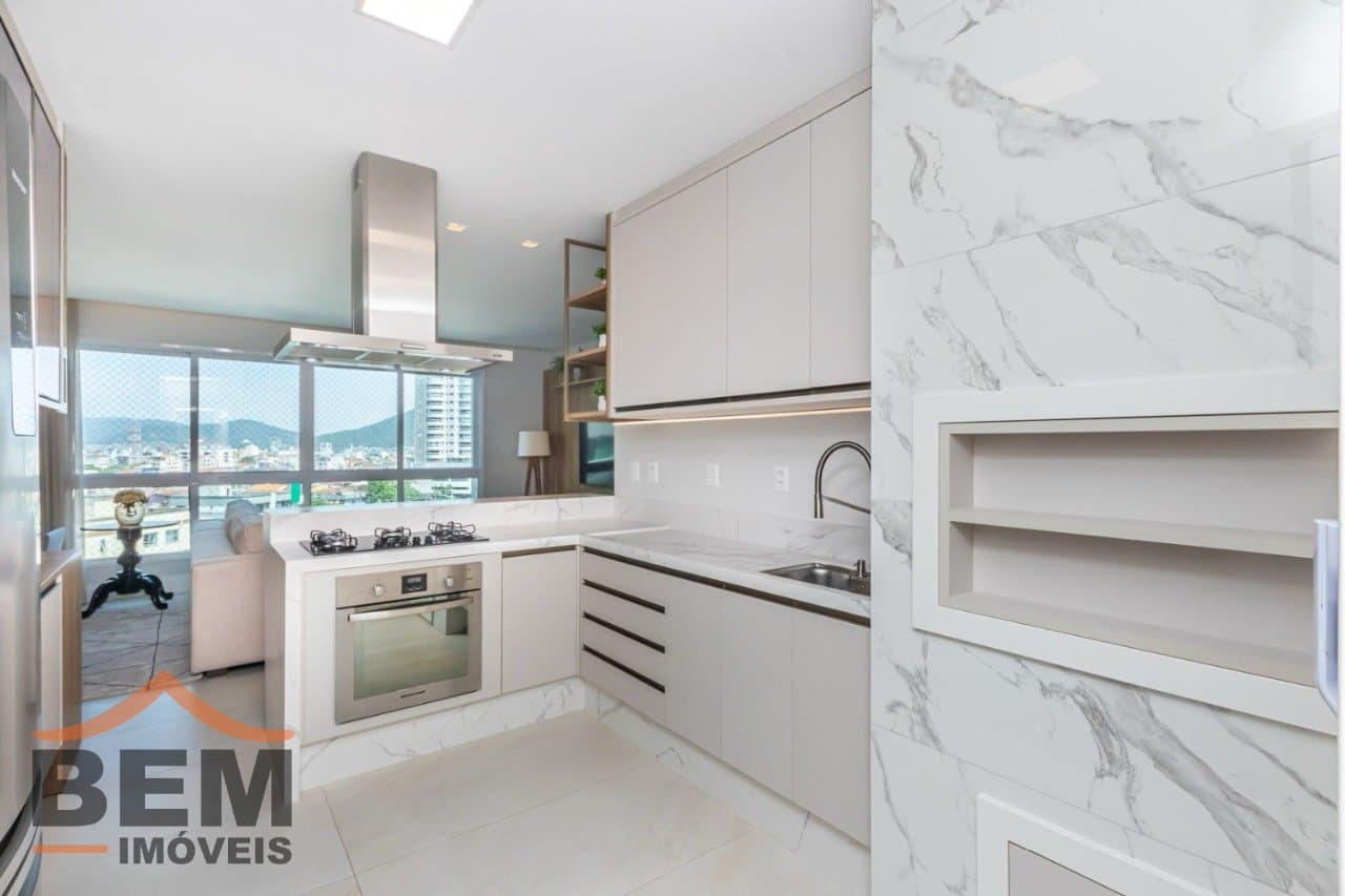 Apartamento à venda com 04 dormitórios , sendo 02 suítes, no centro de Balneário Camboriú/SC