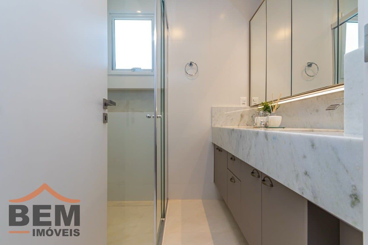 Apartamento à venda com 04 dormitórios , sendo 02 suítes, no centro de Balneário Camboriú/SC