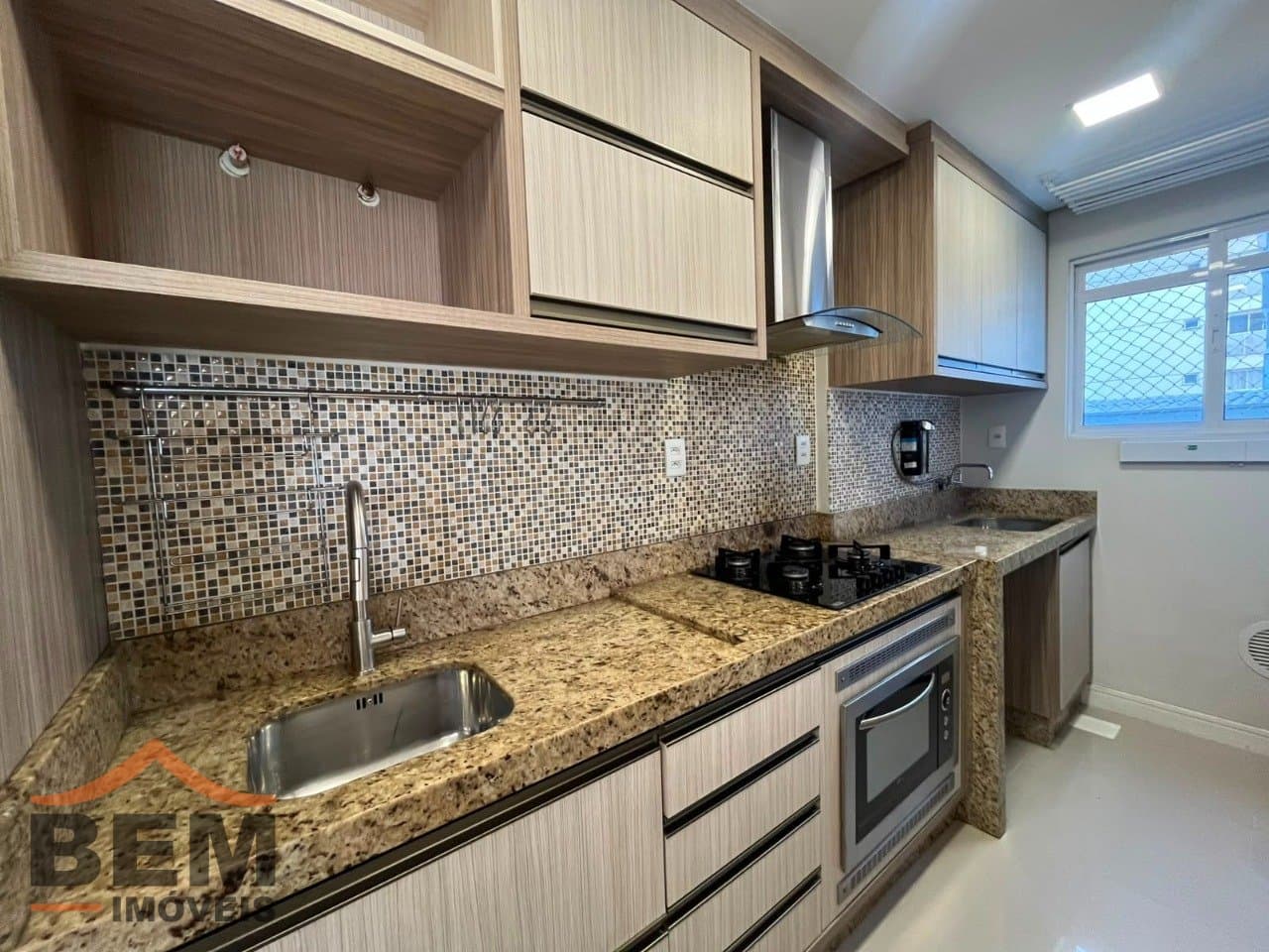 Apartamento para locação no bairro São João, em Itajaí. O imóvel conta com 3 quartos, sendo 1 suíte, 1 banheiro, 1 vaga de garagem e 82 m² de área privativa.