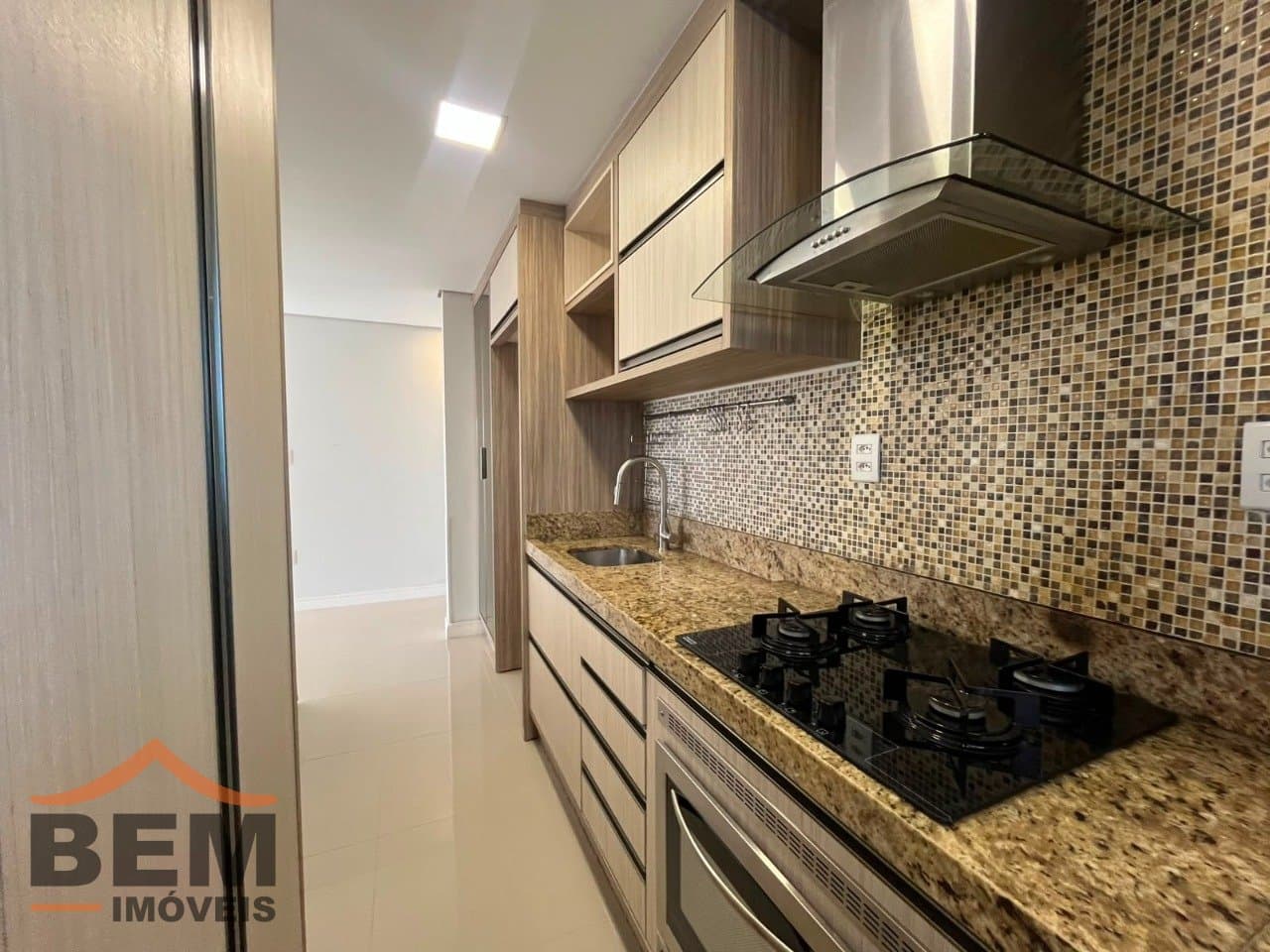 Apartamento para locação no bairro São João, em Itajaí. O imóvel conta com 3 quartos, sendo 1 suíte, 1 banheiro, 1 vaga de garagem e 82 m² de área privativa.