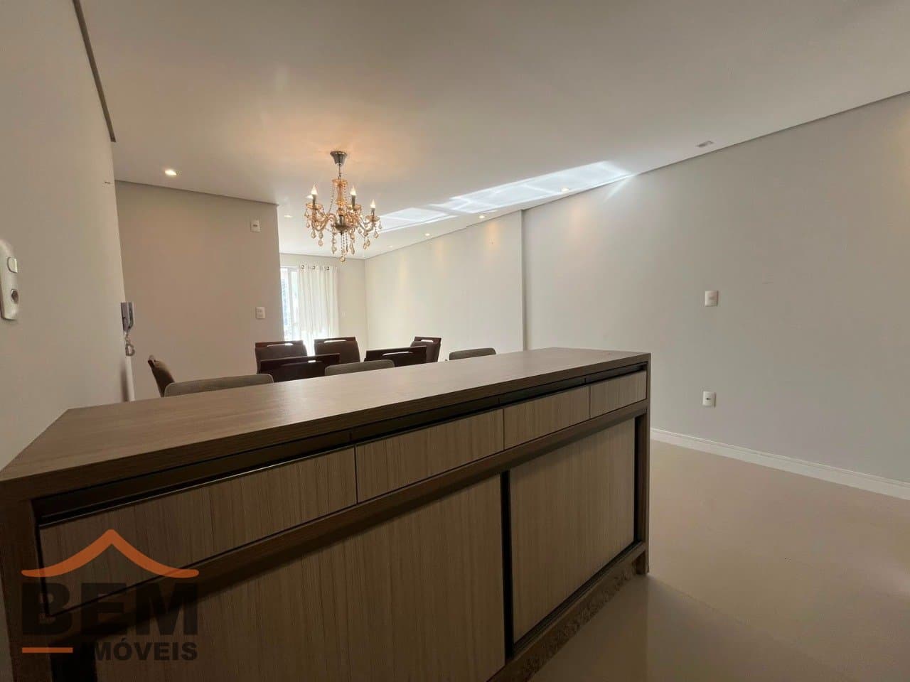 Apartamento para locação no bairro São João, em Itajaí. O imóvel conta com 3 quartos, sendo 1 suíte, 1 banheiro, 1 vaga de garagem e 82 m² de área privativa.