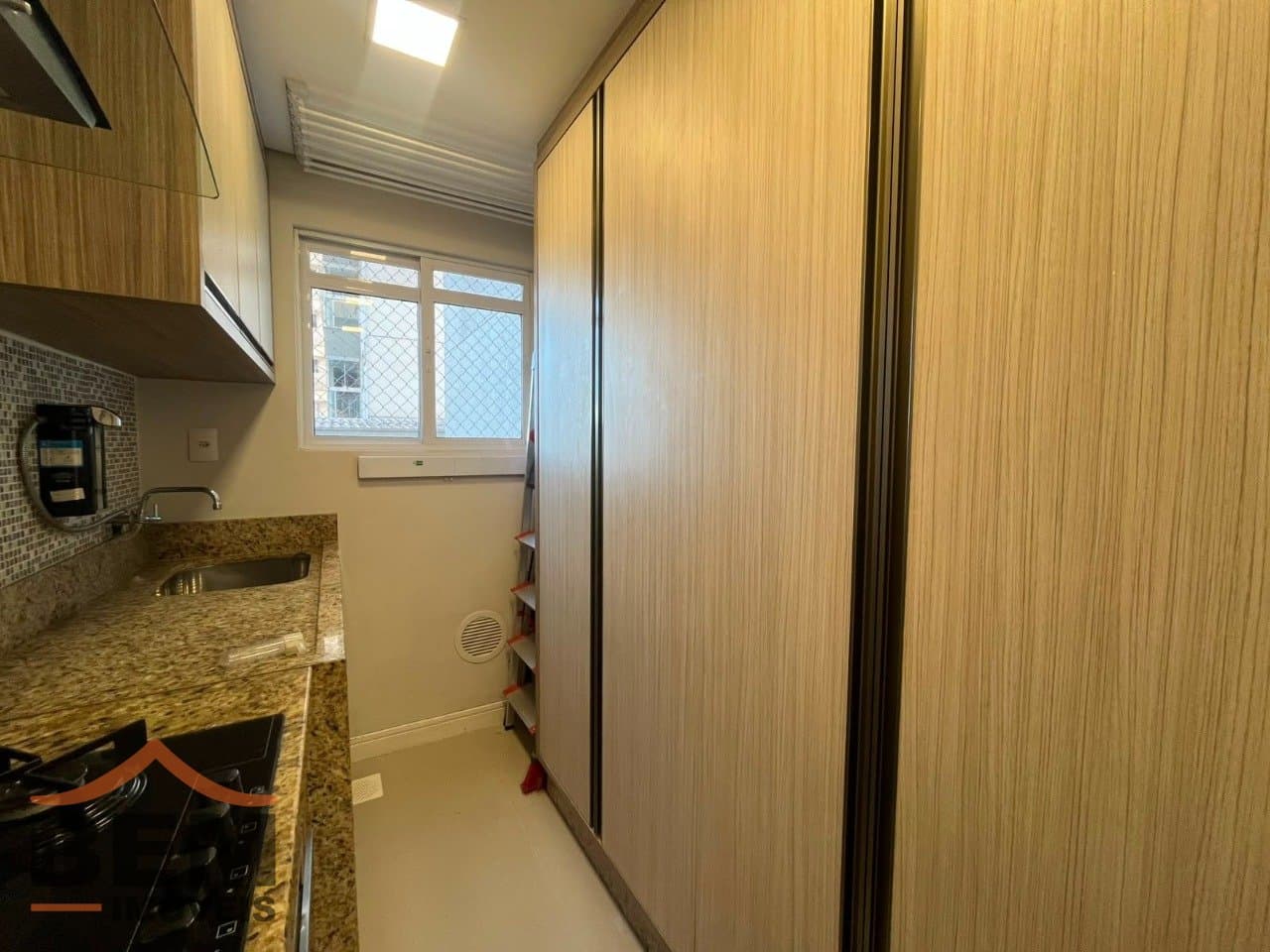 Apartamento para locação no bairro São João, em Itajaí. O imóvel conta com 3 quartos, sendo 1 suíte, 1 banheiro, 1 vaga de garagem e 82 m² de área privativa.