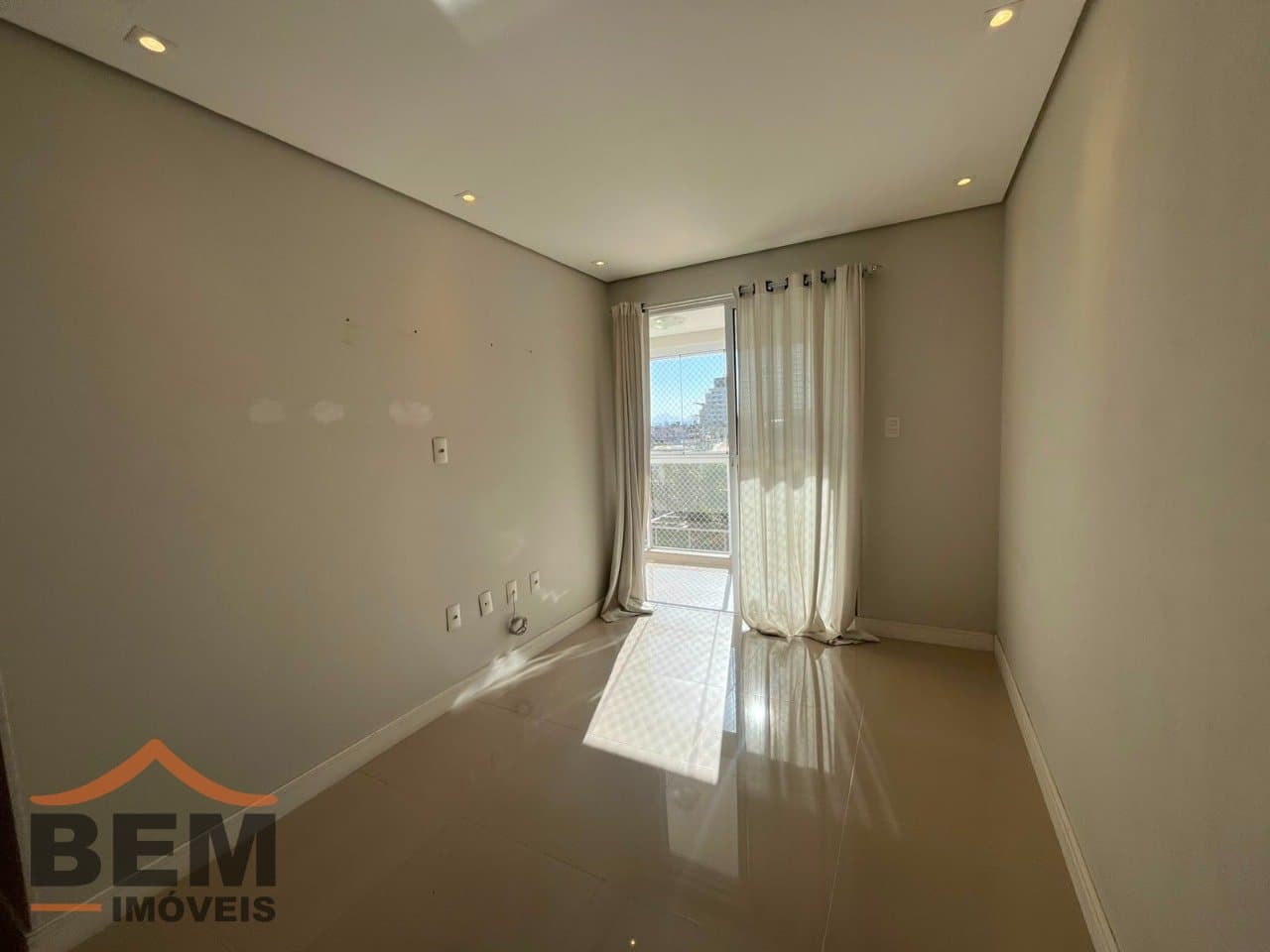 Apartamento para locação no bairro São João, em Itajaí. O imóvel conta com 3 quartos, sendo 1 suíte, 1 banheiro, 1 vaga de garagem e 82 m² de área privativa.