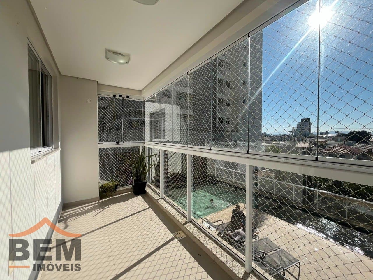 Apartamento para locação no bairro São João, em Itajaí. O imóvel conta com 3 quartos, sendo 1 suíte, 1 banheiro, 1 vaga de garagem e 82 m² de área privativa.