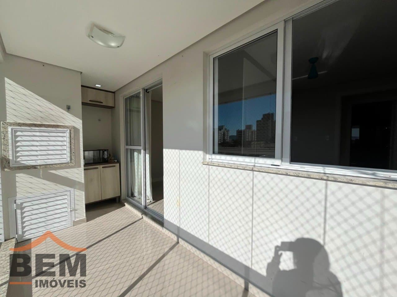 Apartamento para locação no bairro São João, em Itajaí. O imóvel conta com 3 quartos, sendo 1 suíte, 1 banheiro, 1 vaga de garagem e 82 m² de área privativa.