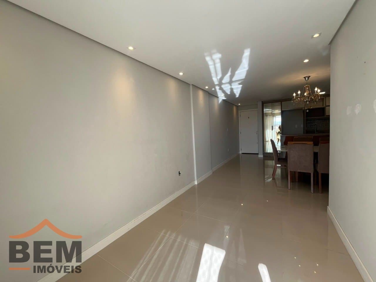 Apartamento para locação no bairro São João, em Itajaí. O imóvel conta com 3 quartos, sendo 1 suíte, 1 banheiro, 1 vaga de garagem e 82 m² de área privativa.