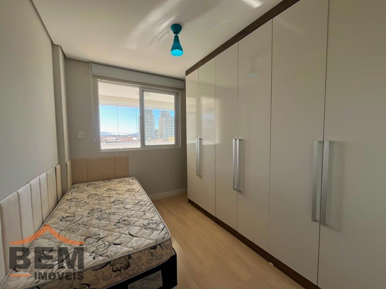 Apartamento para locação no bairro São João, em Itajaí. O imóvel conta com 3 quartos, sendo 1 suíte, 1 banheiro, 1 vaga de garagem e 82 m² de área privativa.