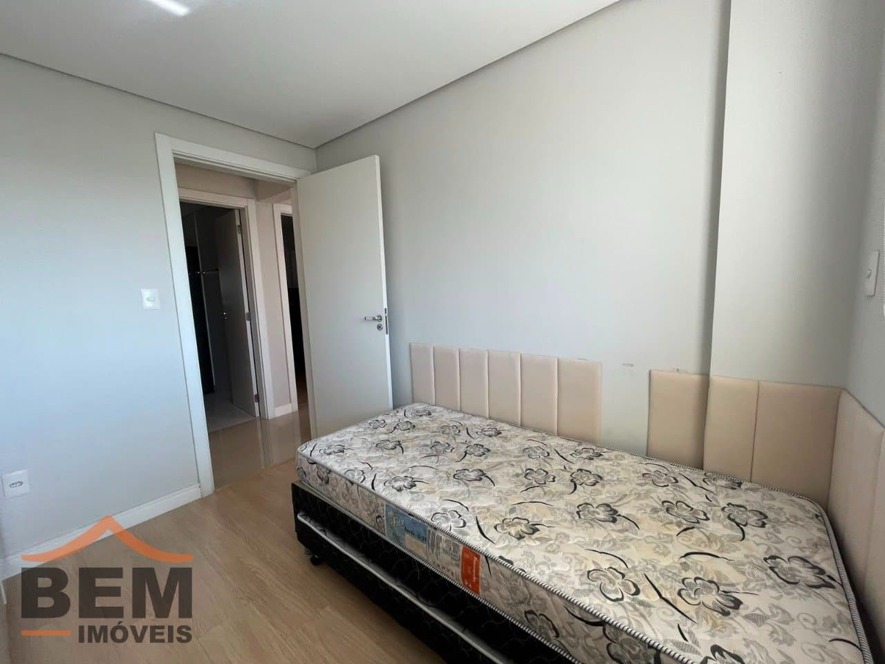 Apartamento para locação no bairro São João, em Itajaí. O imóvel conta com 3 quartos, sendo 1 suíte, 1 banheiro, 1 vaga de garagem e 82 m² de área privativa.