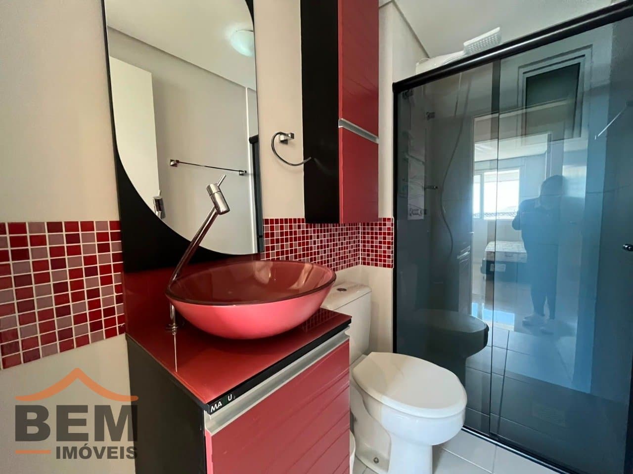 Apartamento para locação no bairro São João, em Itajaí. O imóvel conta com 3 quartos, sendo 1 suíte, 1 banheiro, 1 vaga de garagem e 82 m² de área privativa.