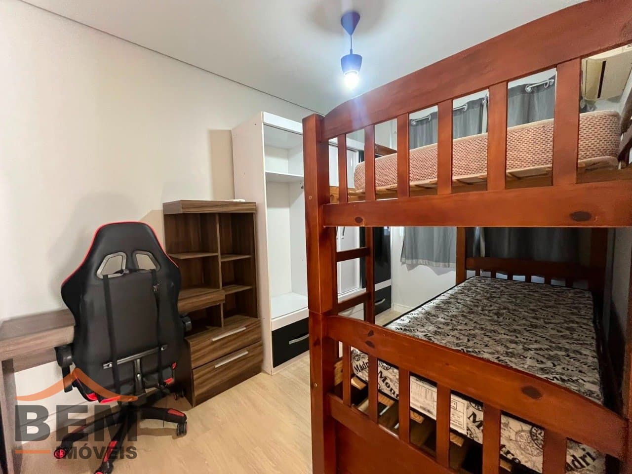 Apartamento para locação no bairro São João, em Itajaí. O imóvel conta com 3 quartos, sendo 1 suíte, 1 banheiro, 1 vaga de garagem e 82 m² de área privativa.