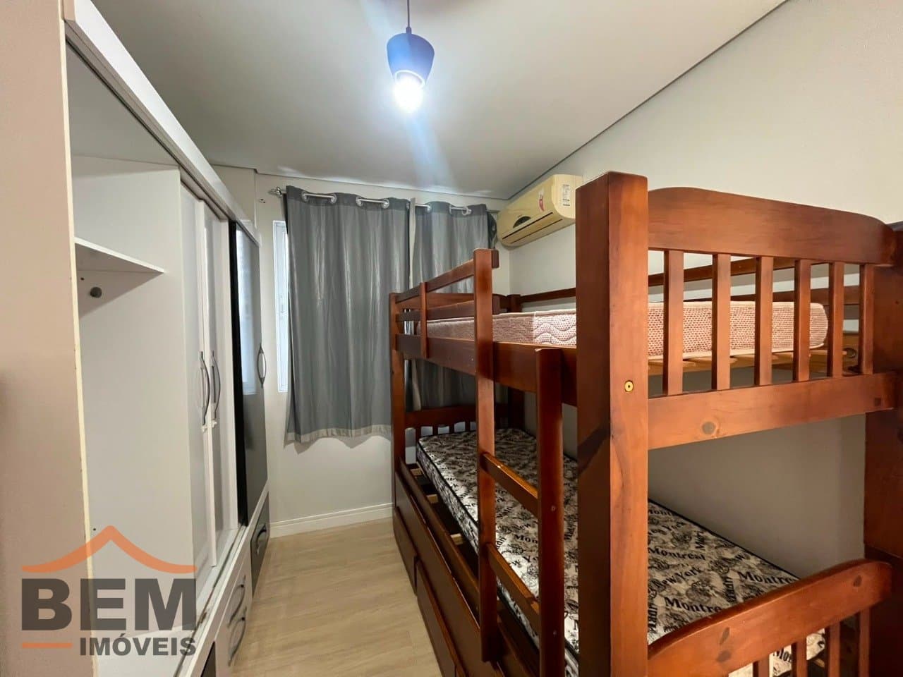 Apartamento para locação no bairro São João, em Itajaí. O imóvel conta com 3 quartos, sendo 1 suíte, 1 banheiro, 1 vaga de garagem e 82 m² de área privativa.