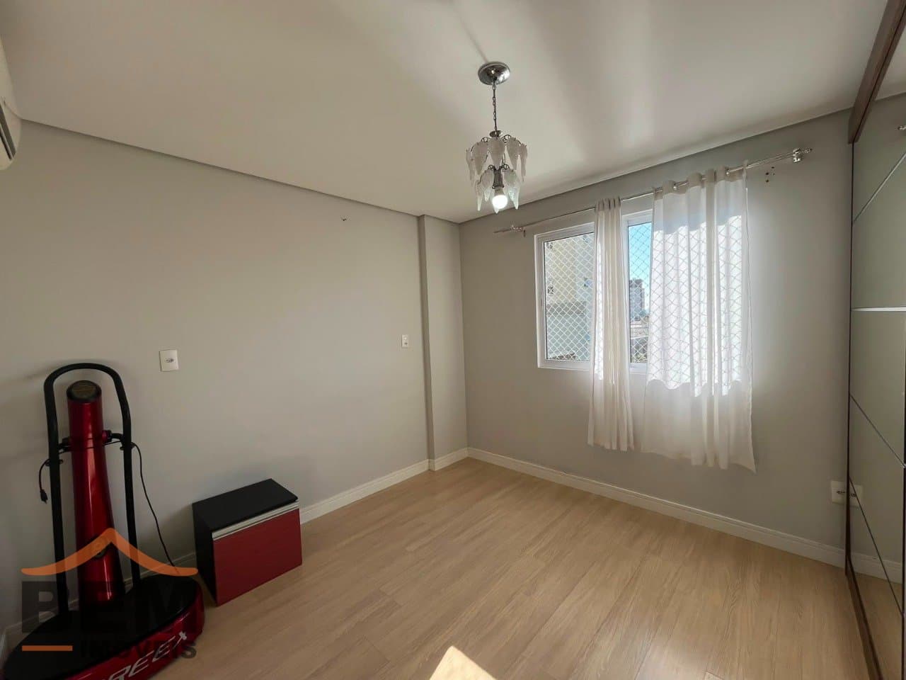 Apartamento para locação no bairro São João, em Itajaí. O imóvel conta com 3 quartos, sendo 1 suíte, 1 banheiro, 1 vaga de garagem e 82 m² de área privativa.