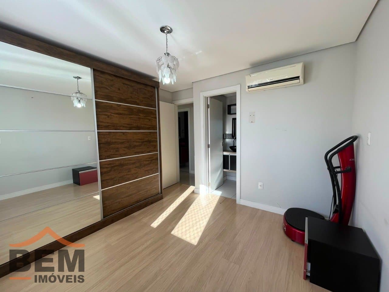Apartamento para locação no bairro São João, em Itajaí. O imóvel conta com 3 quartos, sendo 1 suíte, 1 banheiro, 1 vaga de garagem e 82 m² de área privativa.
