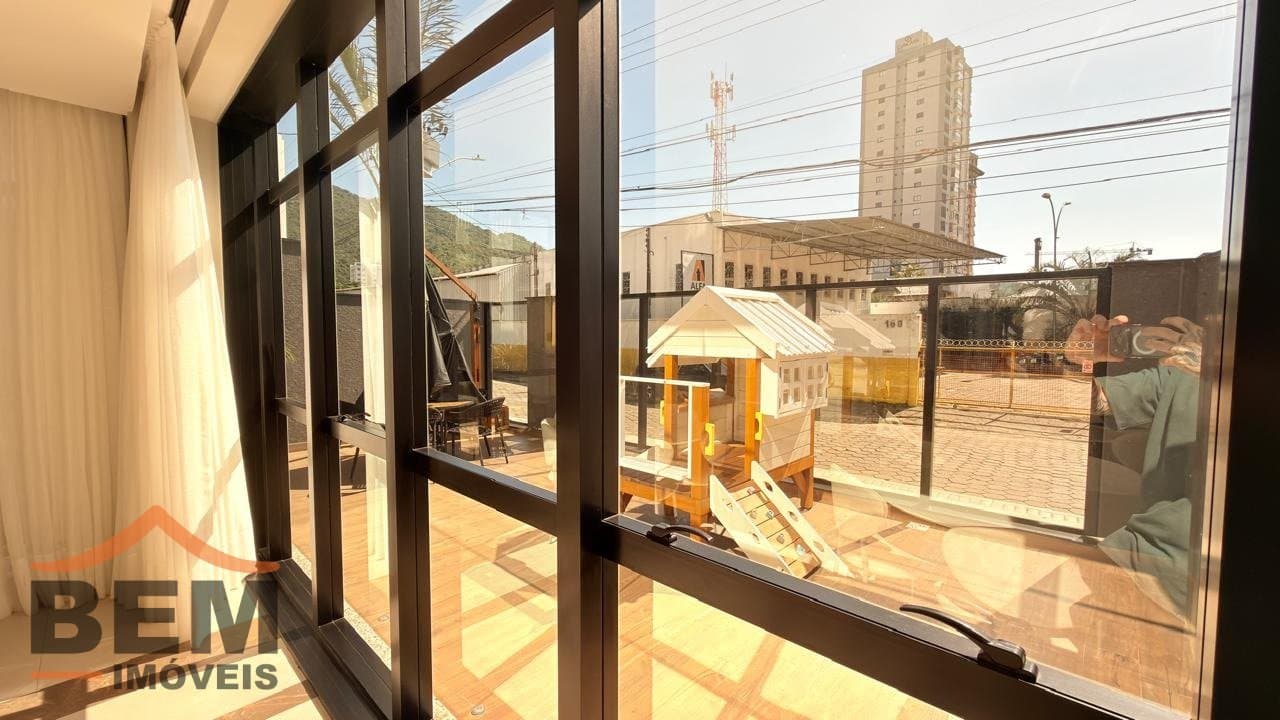 Apartamento para venda no bairro Fazendinha, em Itajaí, com 75m² e 2 quartos sendo 1 suíte.