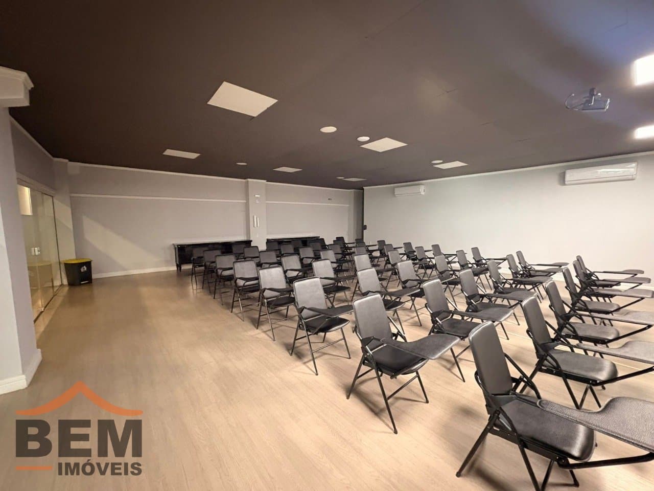 Sala Comercial para alugar com 350 m² no bairro Praia Brava, em Itajaí