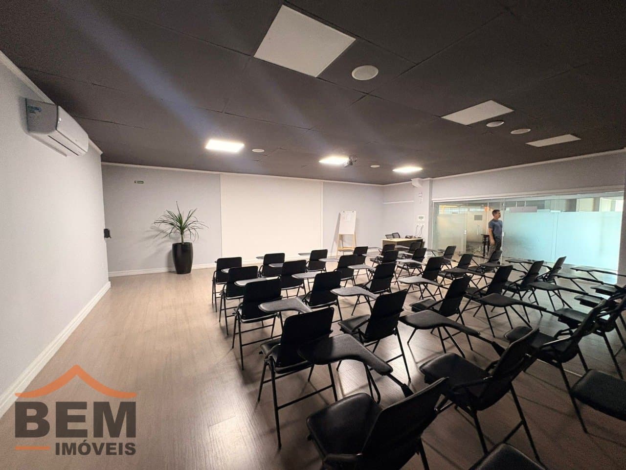Sala Comercial para alugar com 300 m² no bairro Praia Brava, em Itajaí