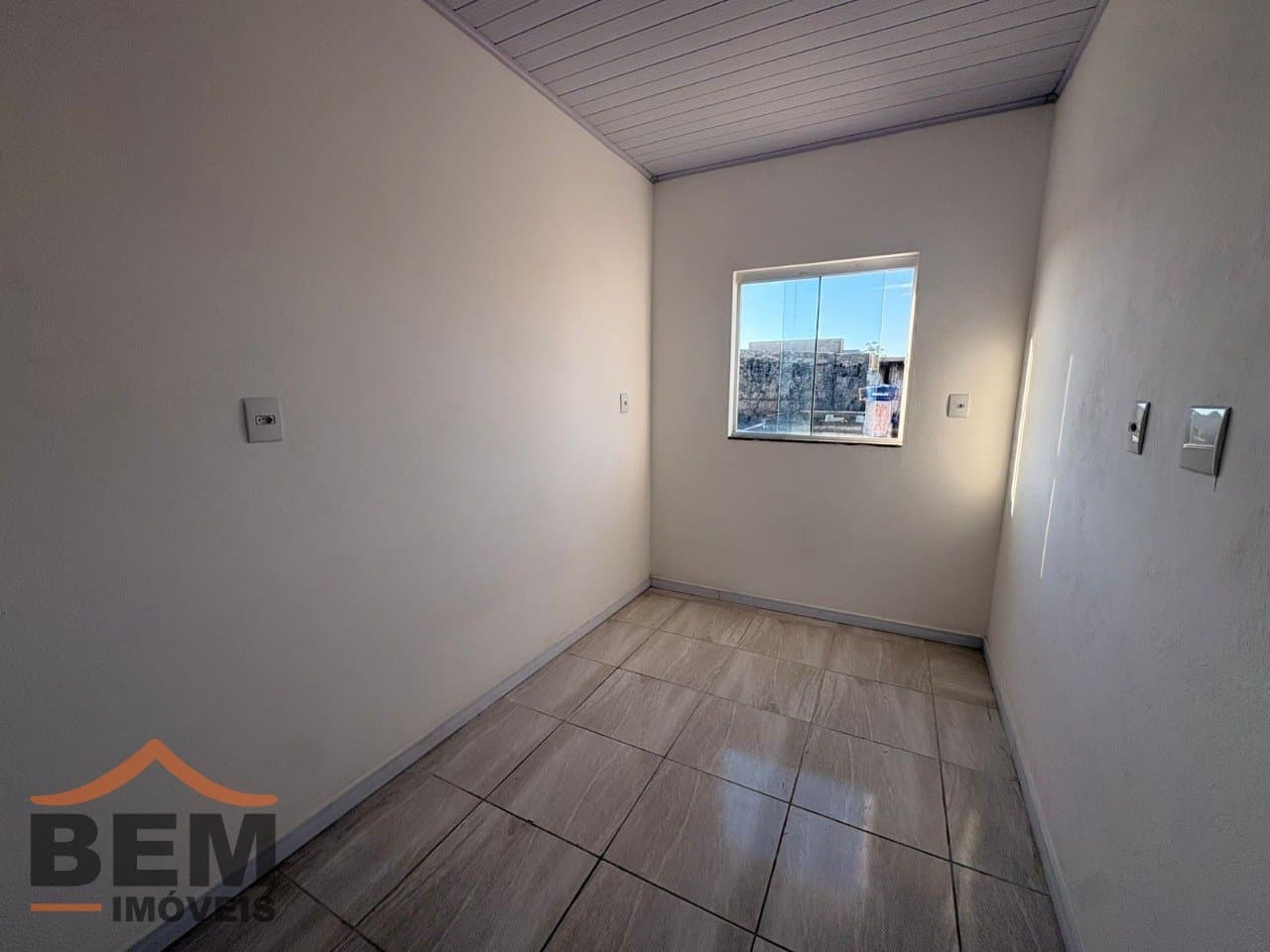 Kitnet para alugar com 1 quarto e 27 m² no bairro Santa Regina, em Itajaí