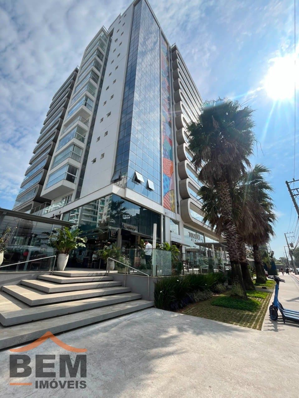 Apartamento para alugar com 3 quartos e 3 vagas de garagem no bairro Balneário Santa Clara, em Itajaí.