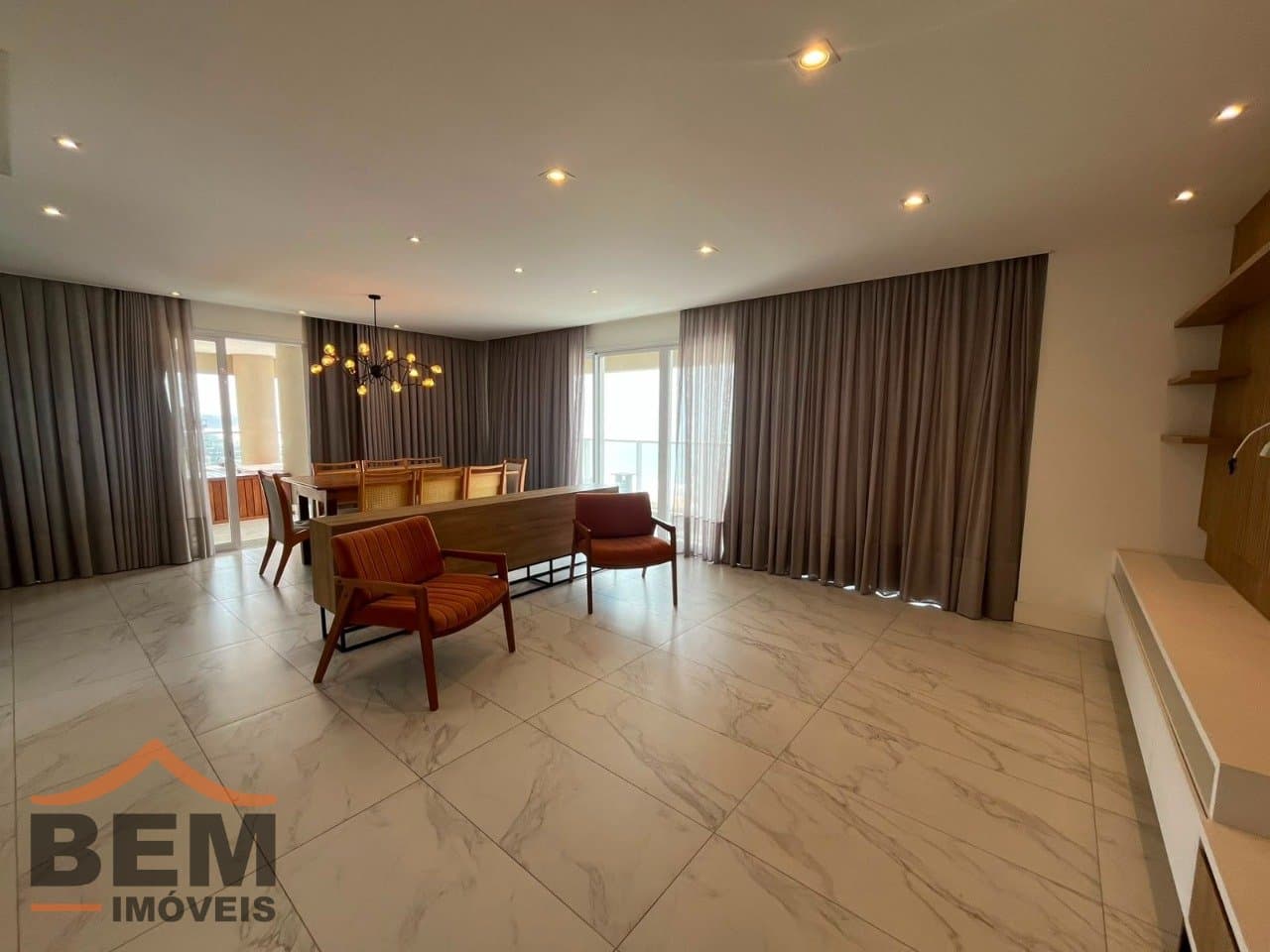 Apartamento para alugar com 3 quartos e 3 vagas de garagem no bairro Balneário Santa Clara, em Itajaí.