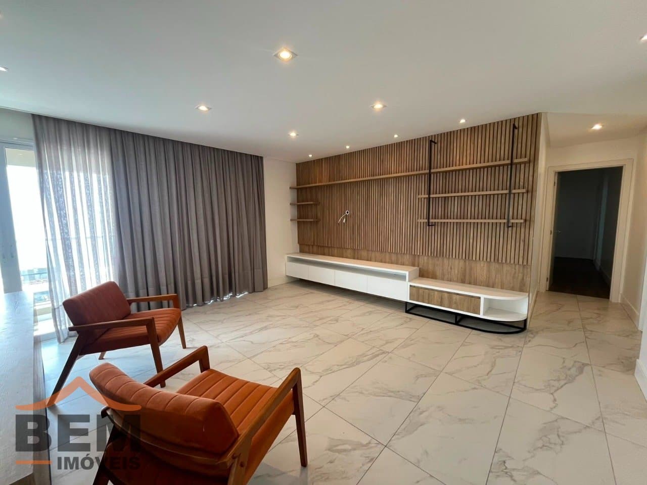 Apartamento para alugar com 3 quartos e 3 vagas de garagem no bairro Balneário Santa Clara, em Itajaí.