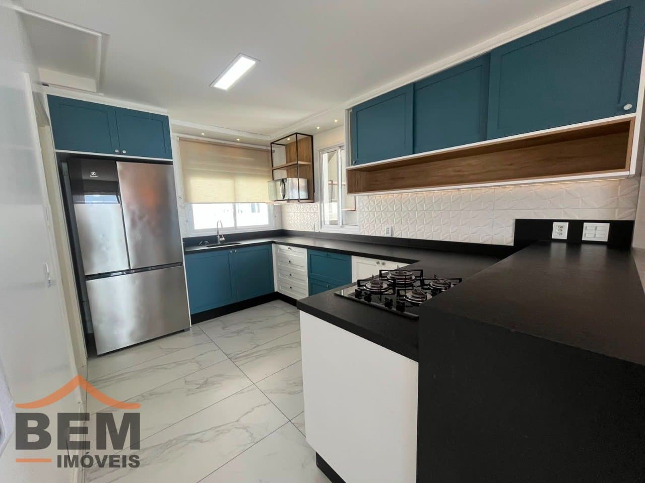 Apartamento para alugar com 3 quartos e 3 vagas de garagem no bairro Balneário Santa Clara, em Itajaí.