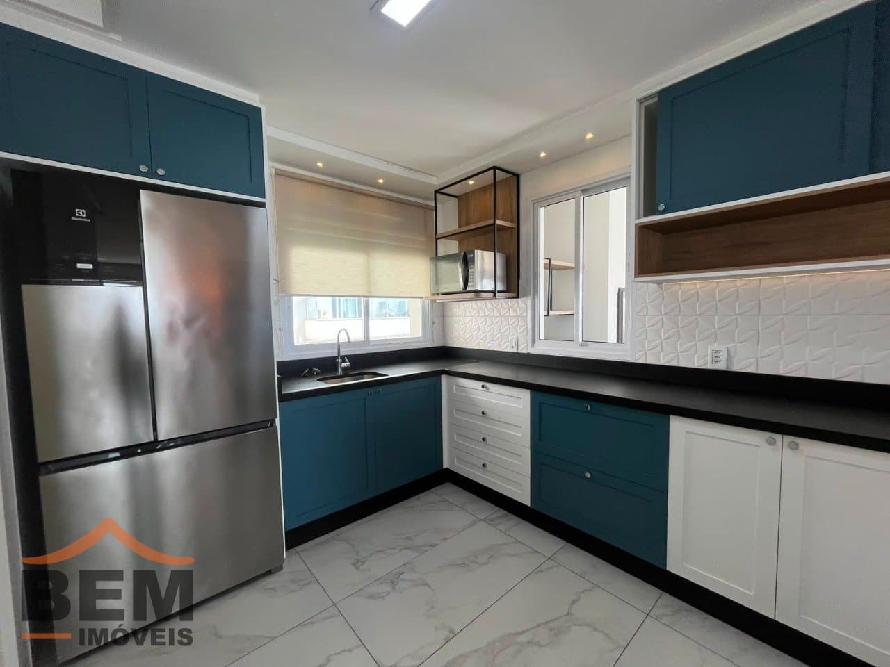 Apartamento para alugar com 3 quartos e 3 vagas de garagem no bairro Balneário Santa Clara, em Itajaí.