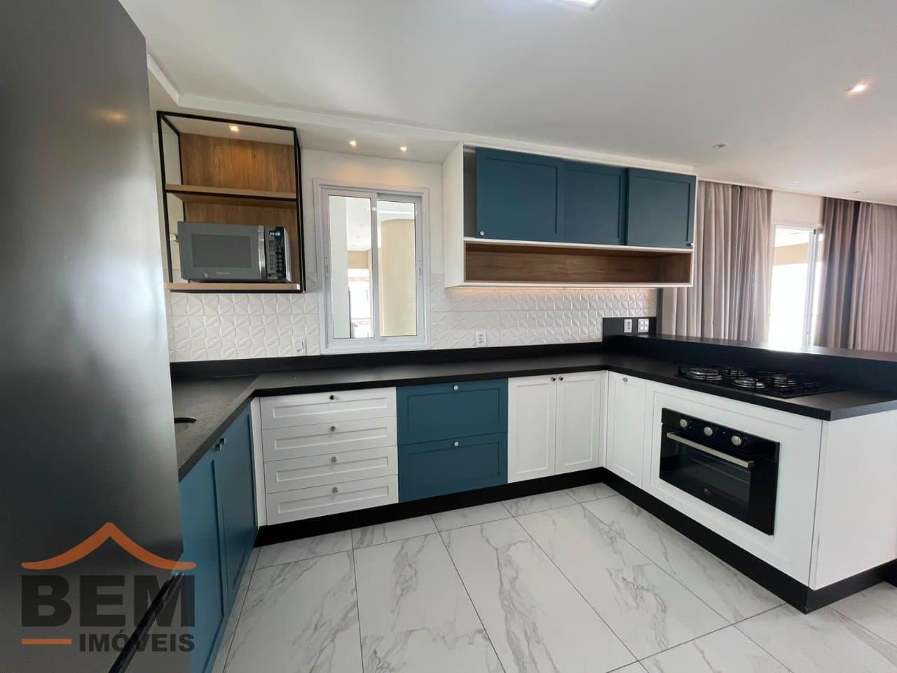 Apartamento para alugar com 3 quartos e 3 vagas de garagem no bairro Balneário Santa Clara, em Itajaí.