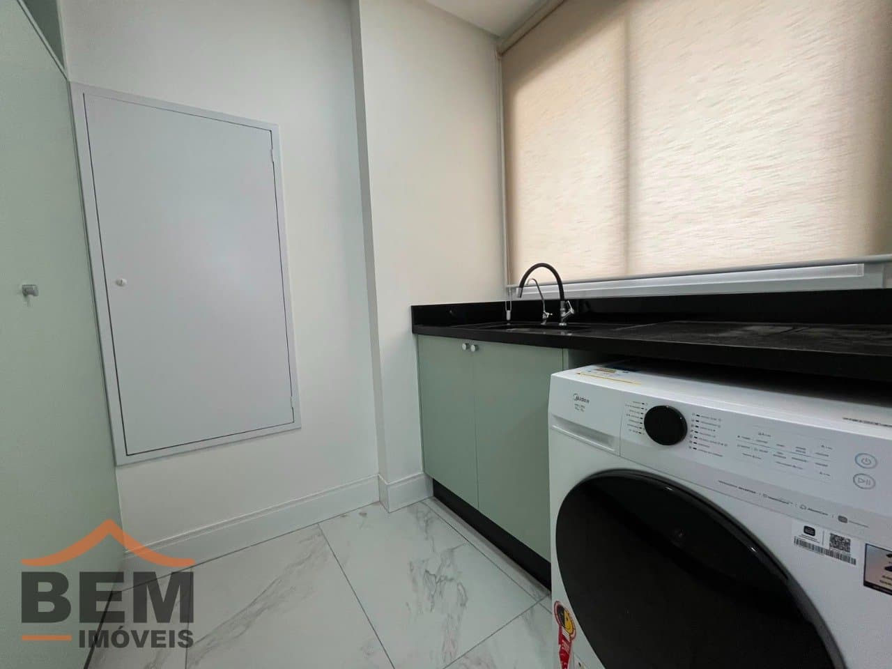 Apartamento para alugar com 3 quartos e 3 vagas de garagem no bairro Balneário Santa Clara, em Itajaí.