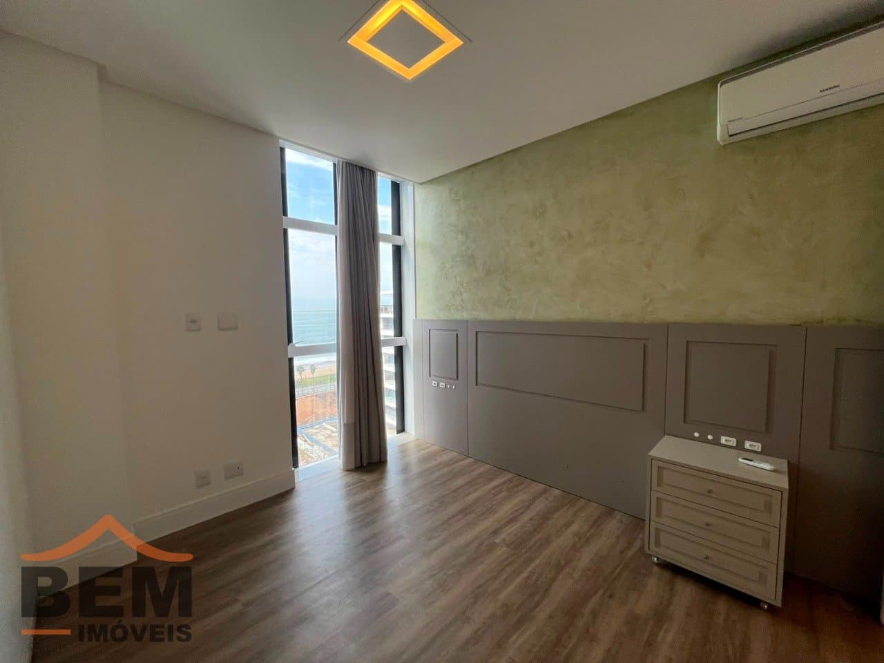 Apartamento para alugar com 3 quartos e 3 vagas de garagem no bairro Balneário Santa Clara, em Itajaí.