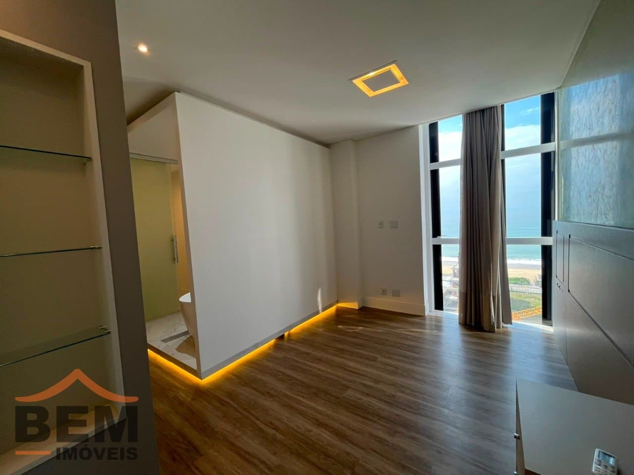 Apartamento para alugar com 3 quartos e 3 vagas de garagem no bairro Balneário Santa Clara, em Itajaí.