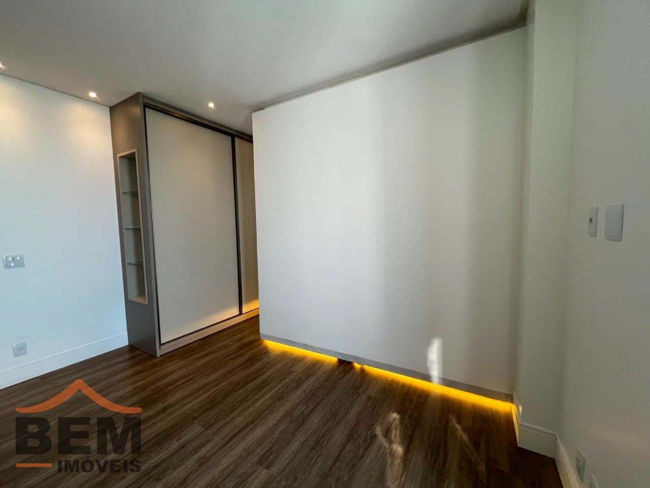 Apartamento para alugar com 3 quartos e 3 vagas de garagem no bairro Balneário Santa Clara, em Itajaí.