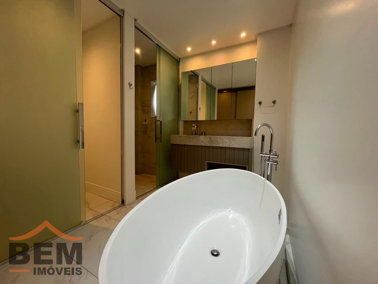 Apartamento para alugar com 3 quartos e 3 vagas de garagem no bairro Balneário Santa Clara, em Itajaí.