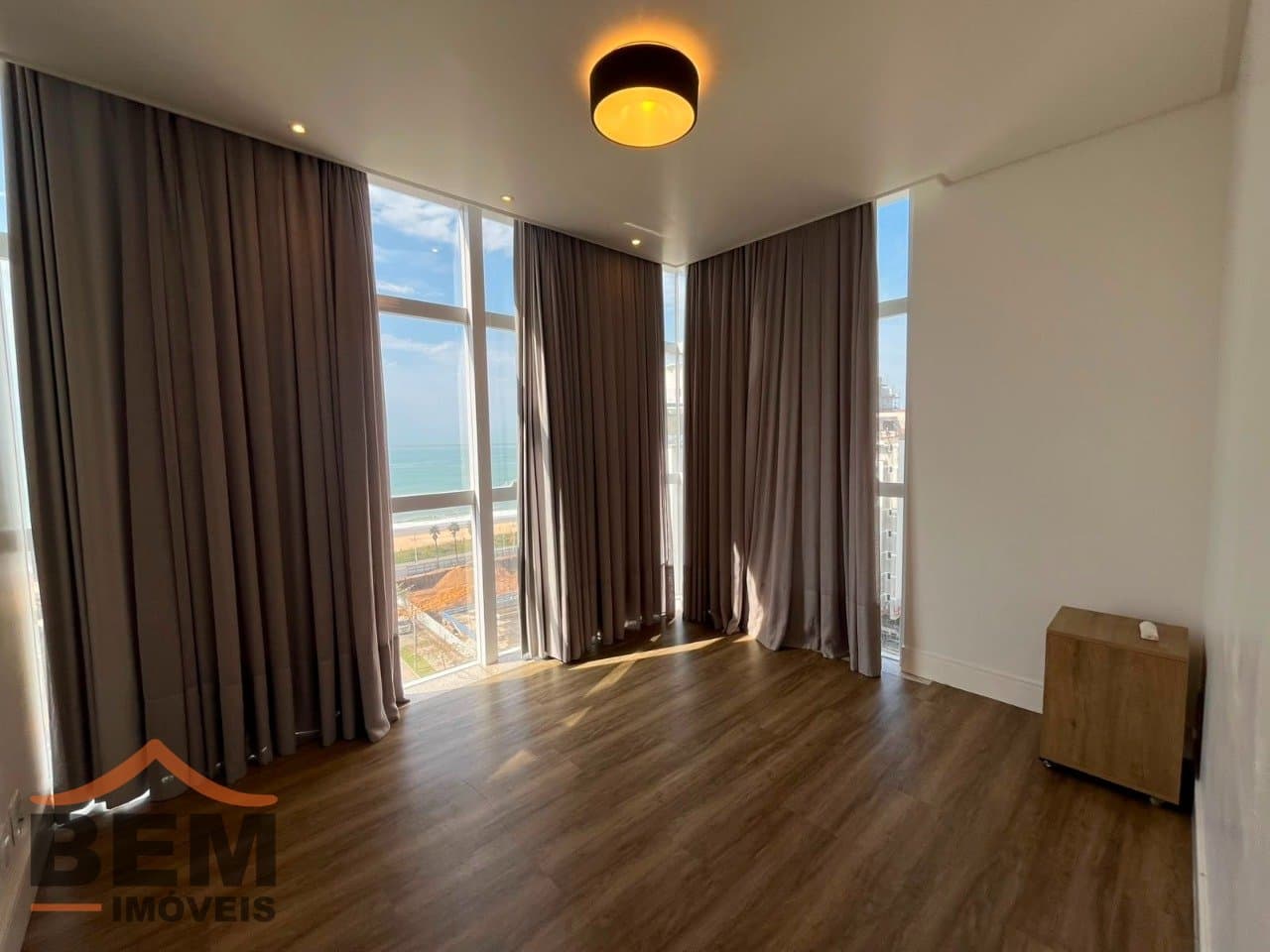 Apartamento para alugar com 3 quartos e 3 vagas de garagem no bairro Balneário Santa Clara, em Itajaí.