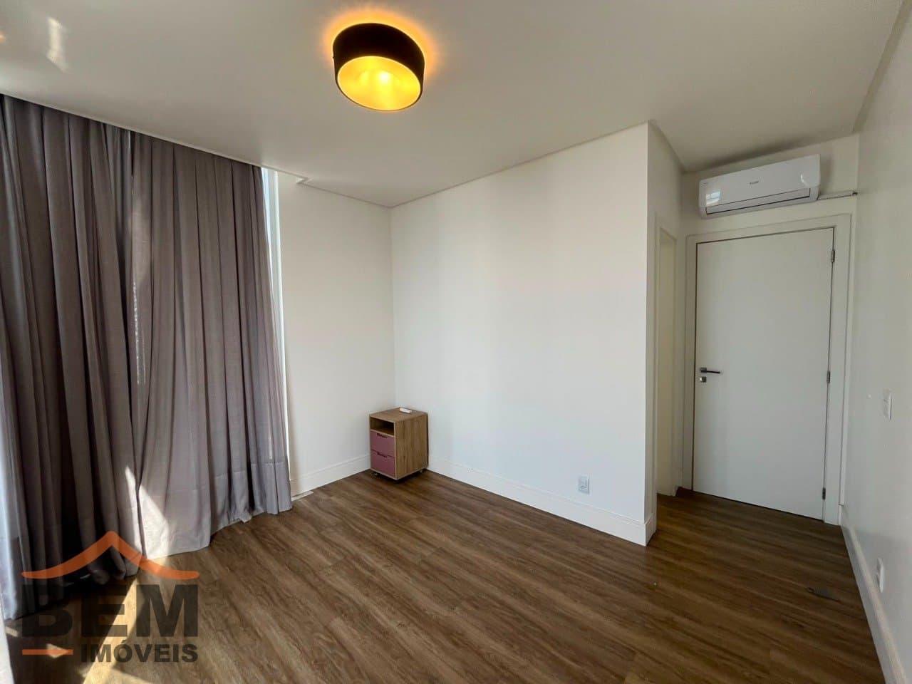 Apartamento para alugar com 3 quartos e 3 vagas de garagem no bairro Balneário Santa Clara, em Itajaí.