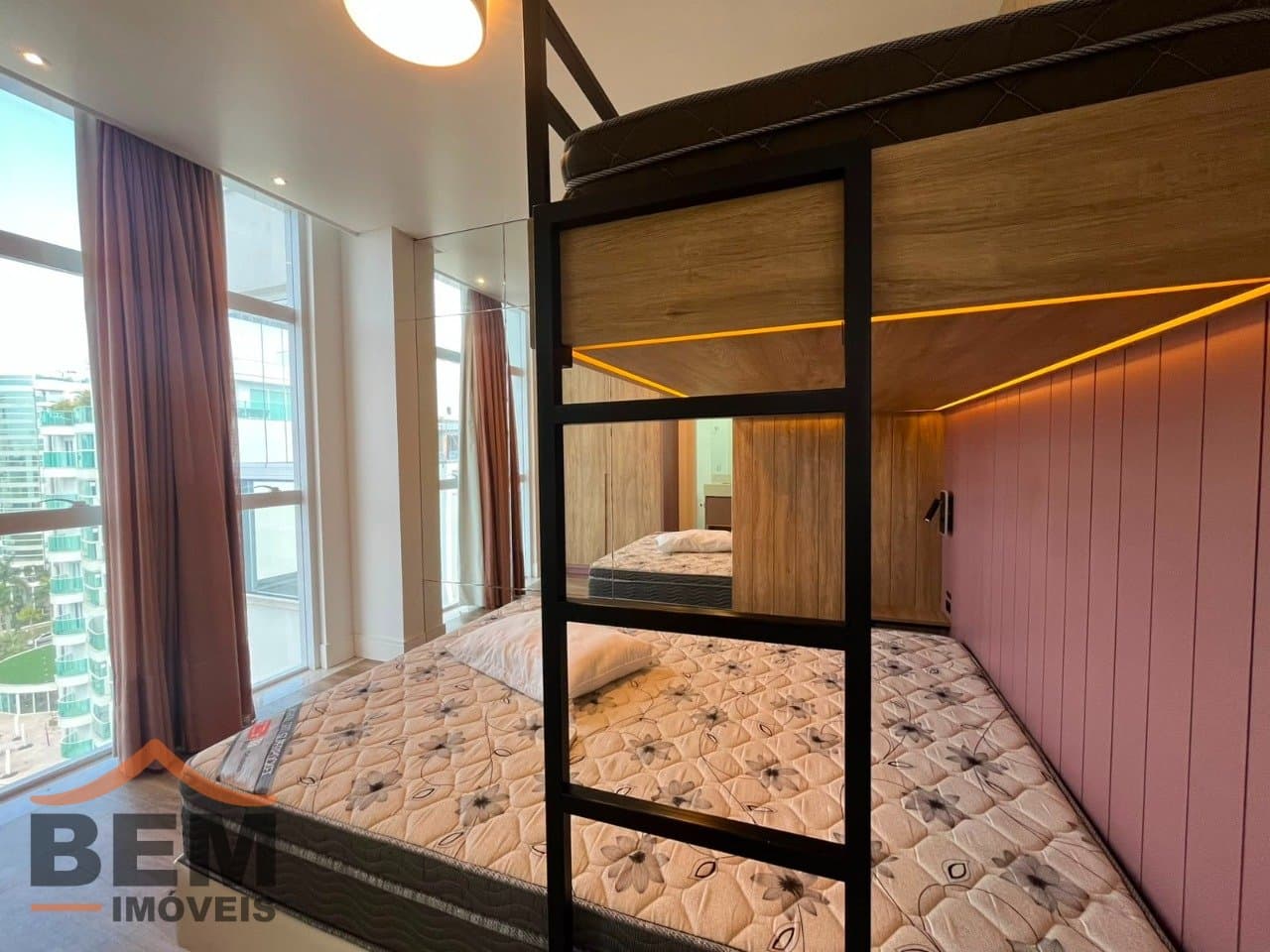 Apartamento para alugar com 3 quartos e 3 vagas de garagem no bairro Balneário Santa Clara, em Itajaí.