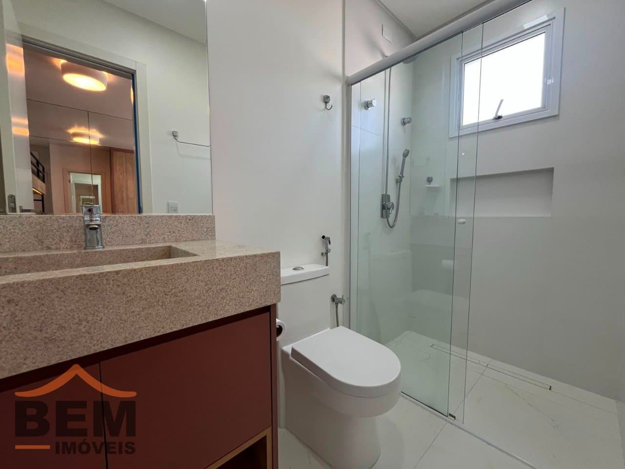 Apartamento para alugar com 3 quartos e 3 vagas de garagem no bairro Balneário Santa Clara, em Itajaí.